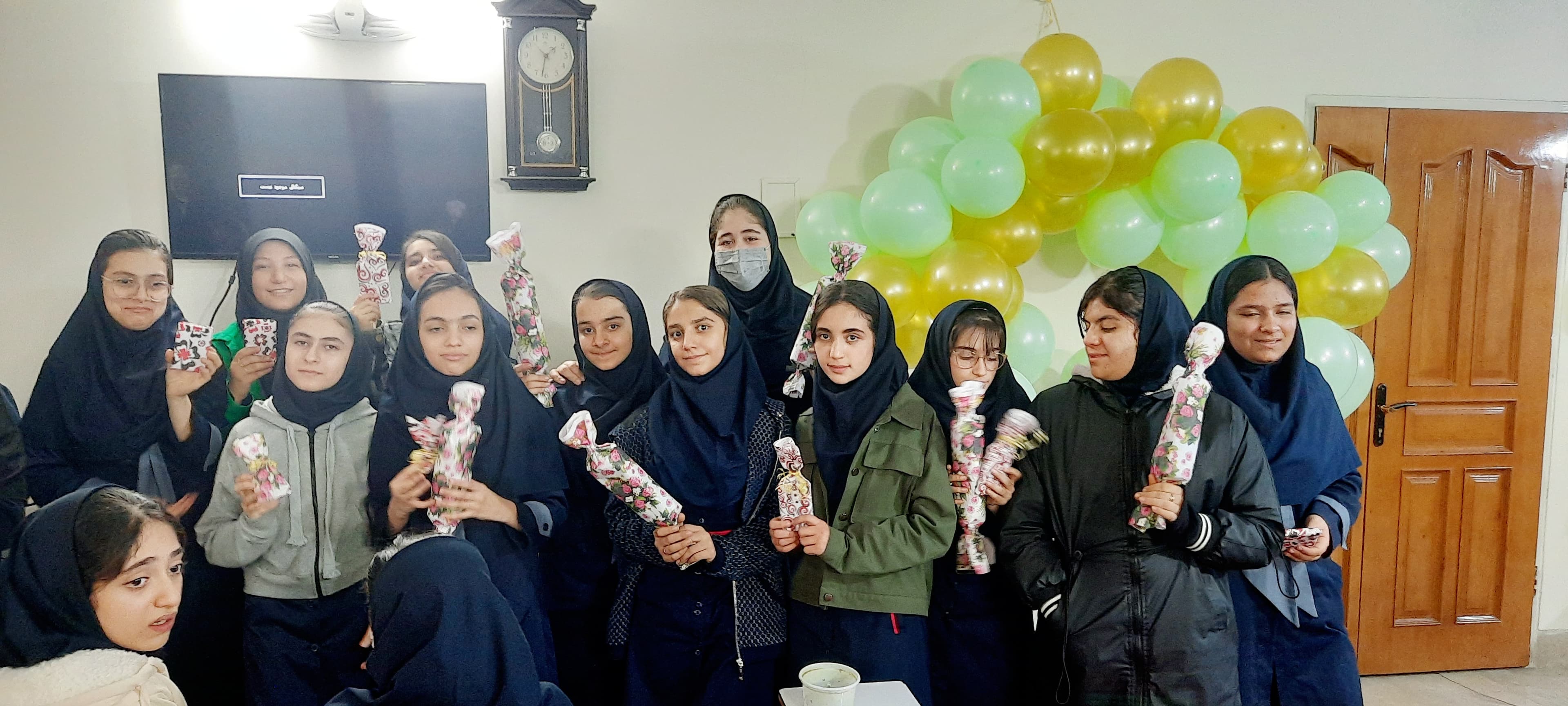 دبیرستان دخترانه متوسطه اول و آموزشگاه زبانهای خارجی داناسخن